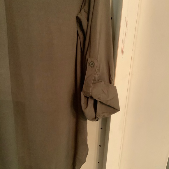 Simply styled button down blouse - Picture 4 of 5